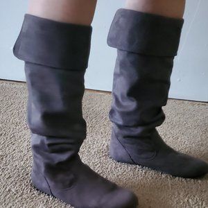 So brand, women's gray high boots, no heel size 9 in good condition.